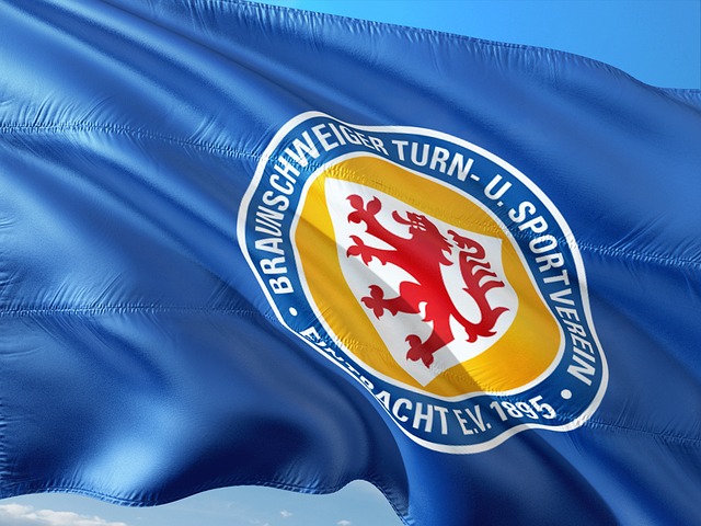 一个熠熠生 一个熠熠生