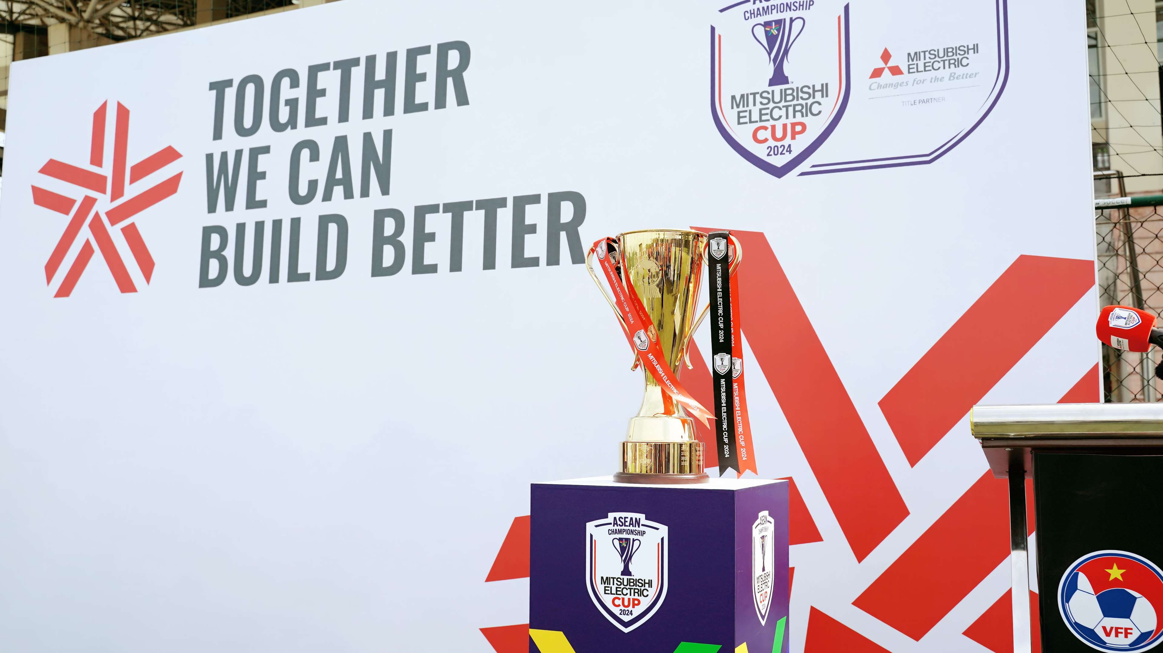 努力承担起 努力承担起